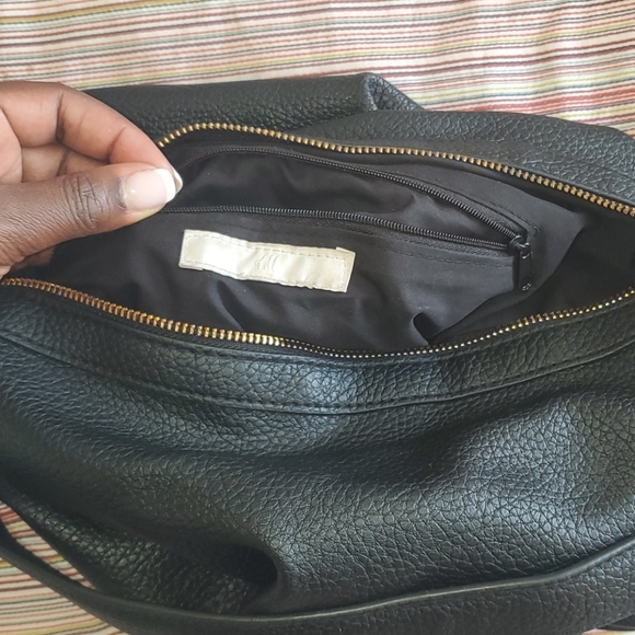 Zip close vegan soft leather tote - Picture 4 of 11